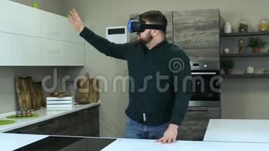 在厨房模拟中，玩家通过虚拟现实耳机做饭。 头装显示器帮助人们烹饪